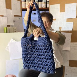 Borsa a tracolla realizzata a mano in “cotone Amorgos” con pochette impermeabile blu