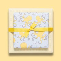 Hellblau und gelbes Geschenkpapier mit Kraken, Kinder Geschenkpapier mit Oktopus Muster für Kindergeburtstag, für Geschenke zur Geburt oder zur Taufe -