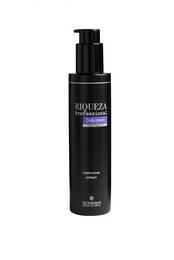 Curly cream bottle, 200ml, hair styling product, black bottle with pump dispenser, cream-colored product.