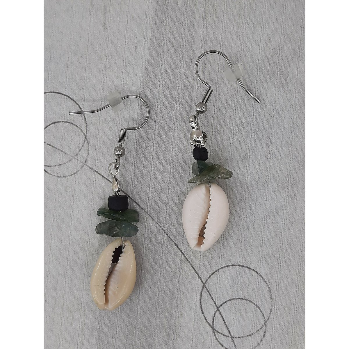 #70 Kauri schelpen oorbellen met mosagaat kristallen