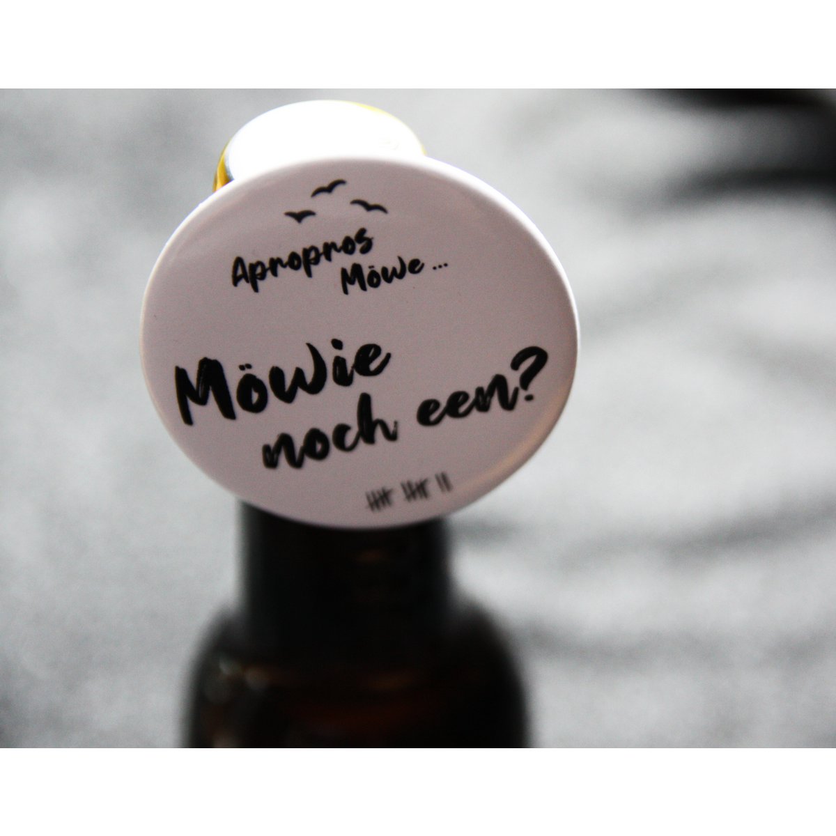 Bottle opener (magnetic) "Möwie noch een?", Ø5.6cm / Low German