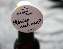 Bottle opener (magnetic) "Möwie noch een?", Ø5.6cm / Low German