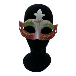 Rød og hvid maske med grønne vipper