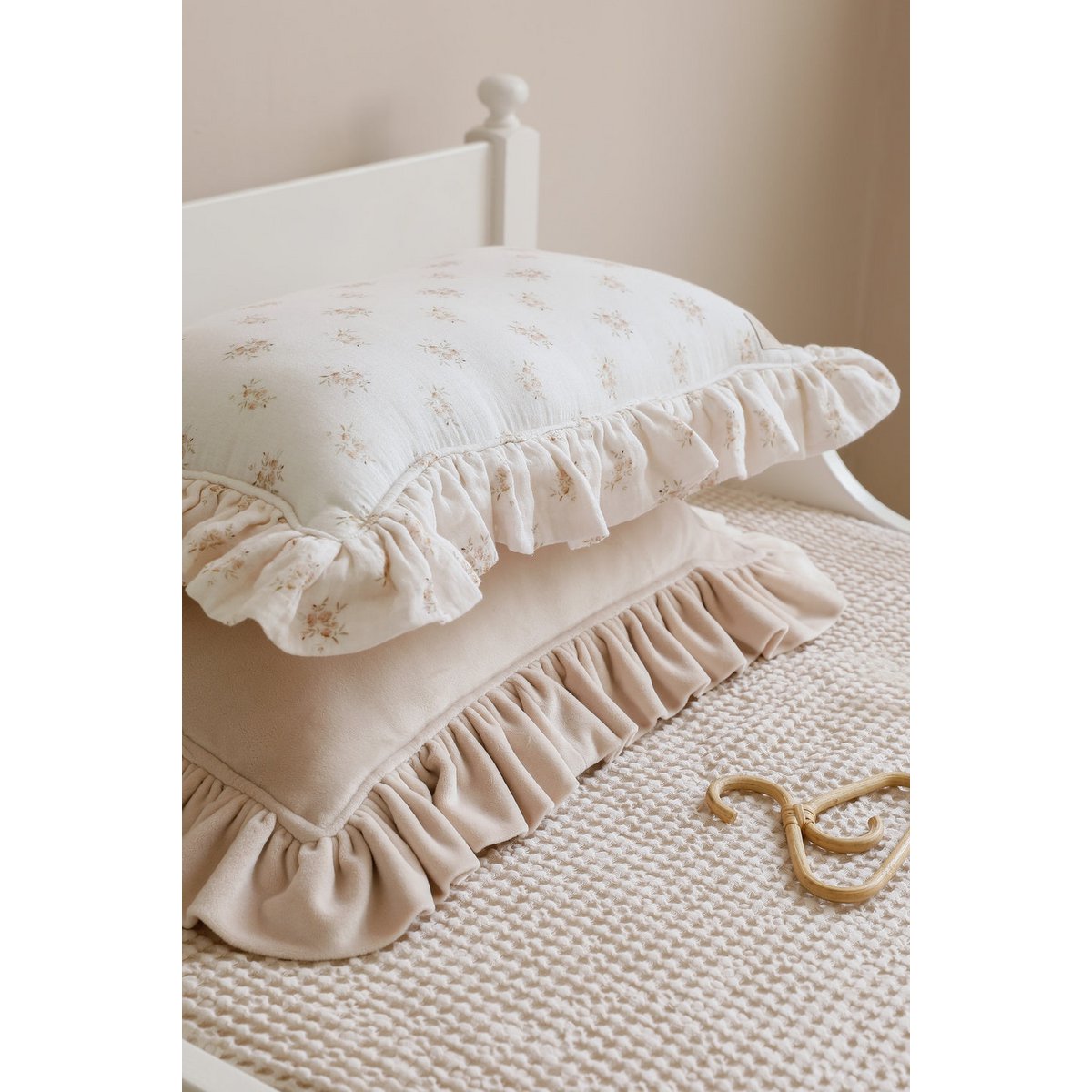 Coussin décoratif en mousseline à volant "Boho Flowers"