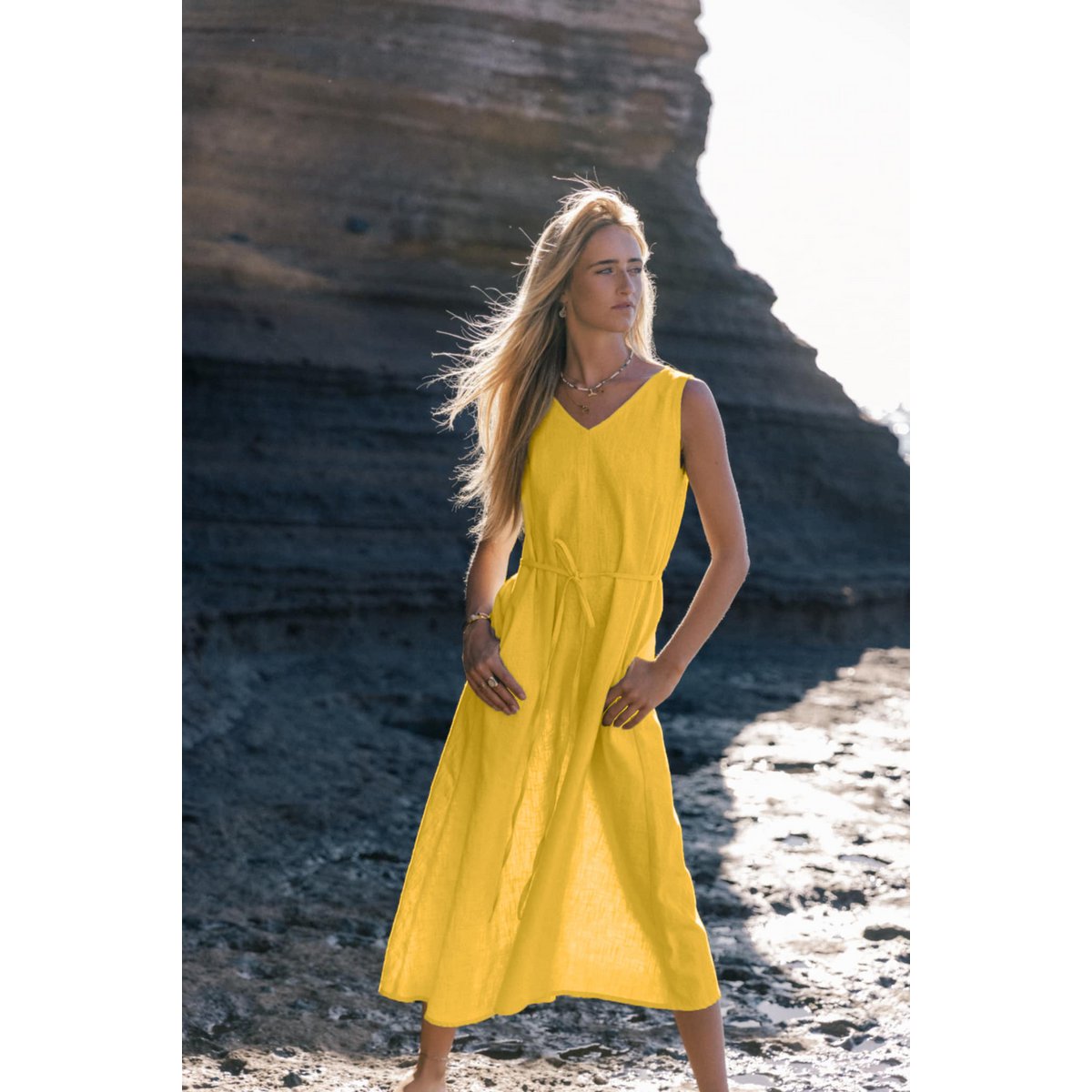 SUNSET — Vestido midi de lino sin mangas con cuello en V