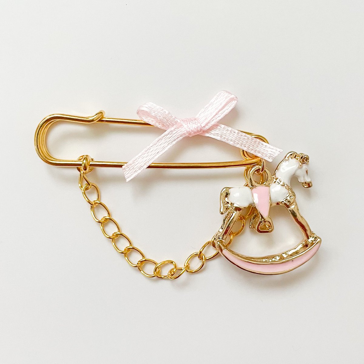 Pin amuleto de la suerte para bebé niña como regalo de nacimiento, caballo balancín rosa