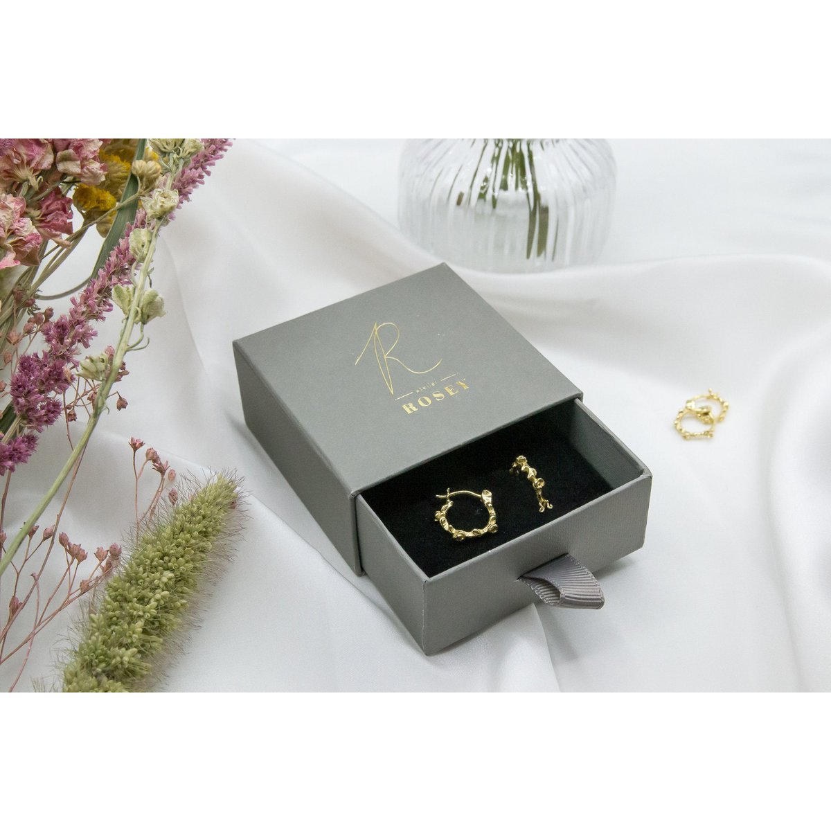 Pendiente rosey chapado en oro de 18k