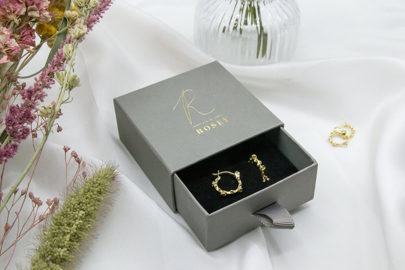 Pendiente rosey chapado en oro de 18k