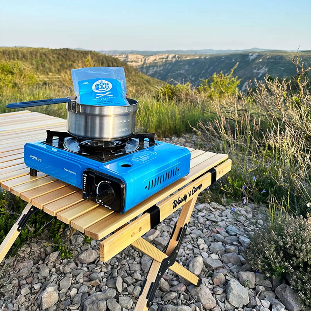 Opvouwbare houten tafel voor op de camping