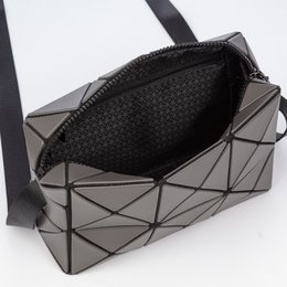 Iria Quintana ASO Crossbody Bag con diseño geométrico. 17.5x6x11.5 cm.