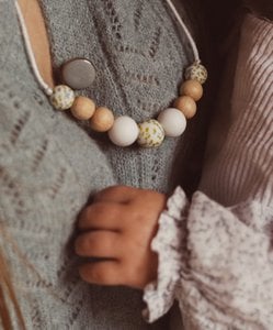 Nursing & carrying necklace | "Esme"