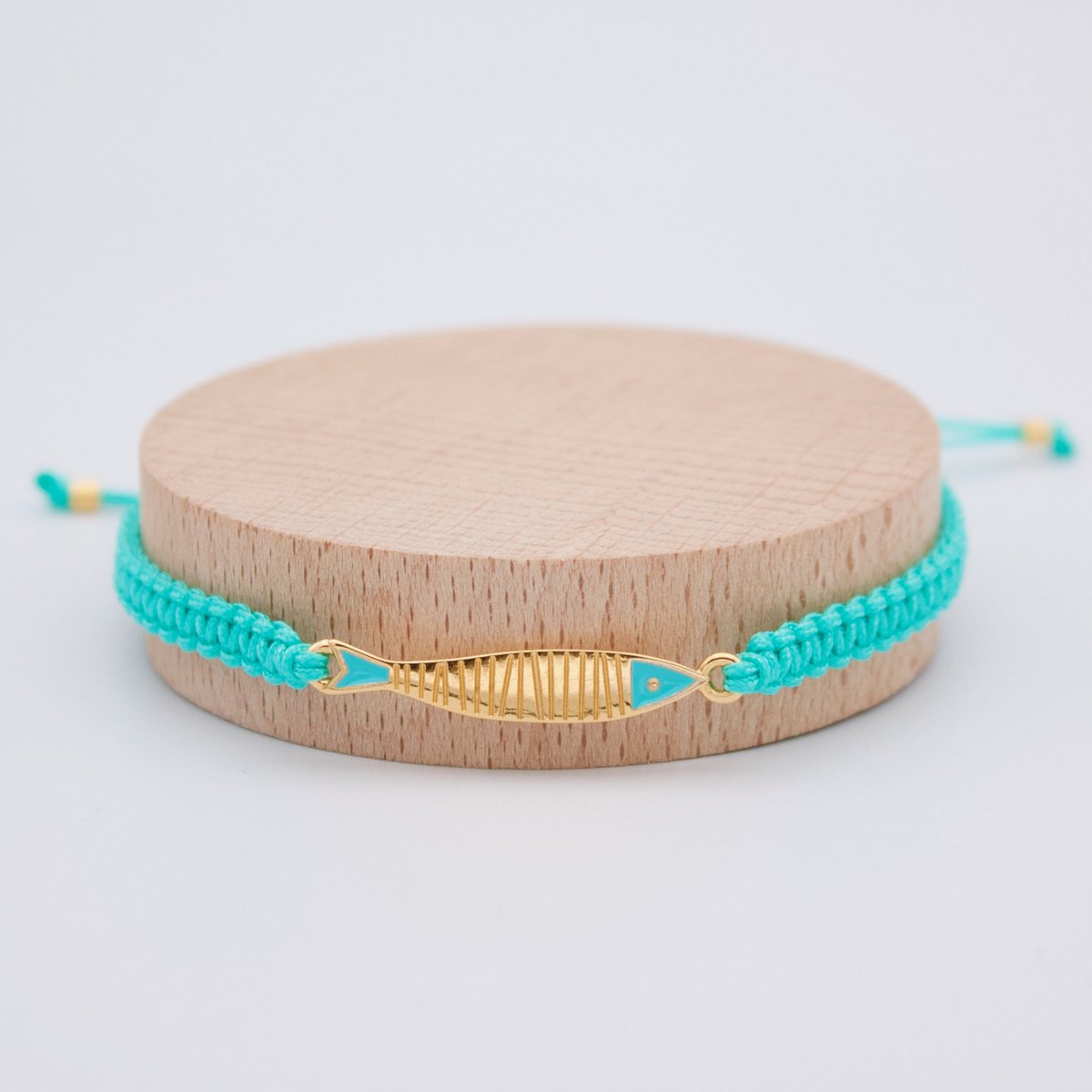 MAGDALENA kleurrijke macramé armband met gouden visbedel