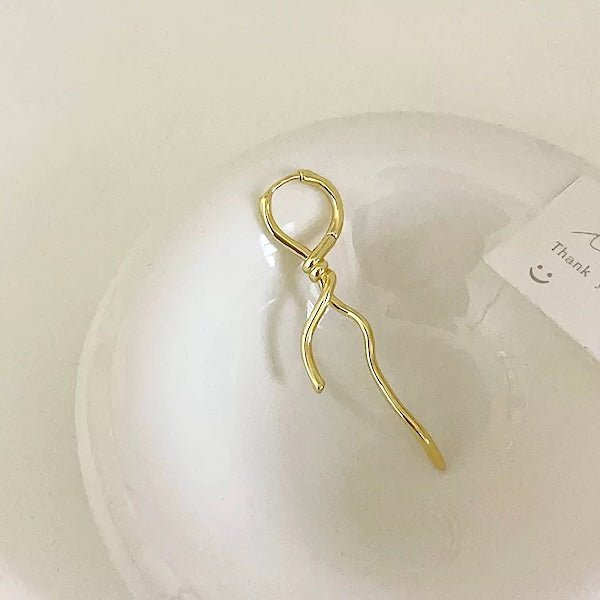 Boucles d'oreilles fines à nœud torsadé au design unique, une paire
