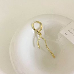 Boucles d'oreilles fines à nœud torsadé au design unique, une paire