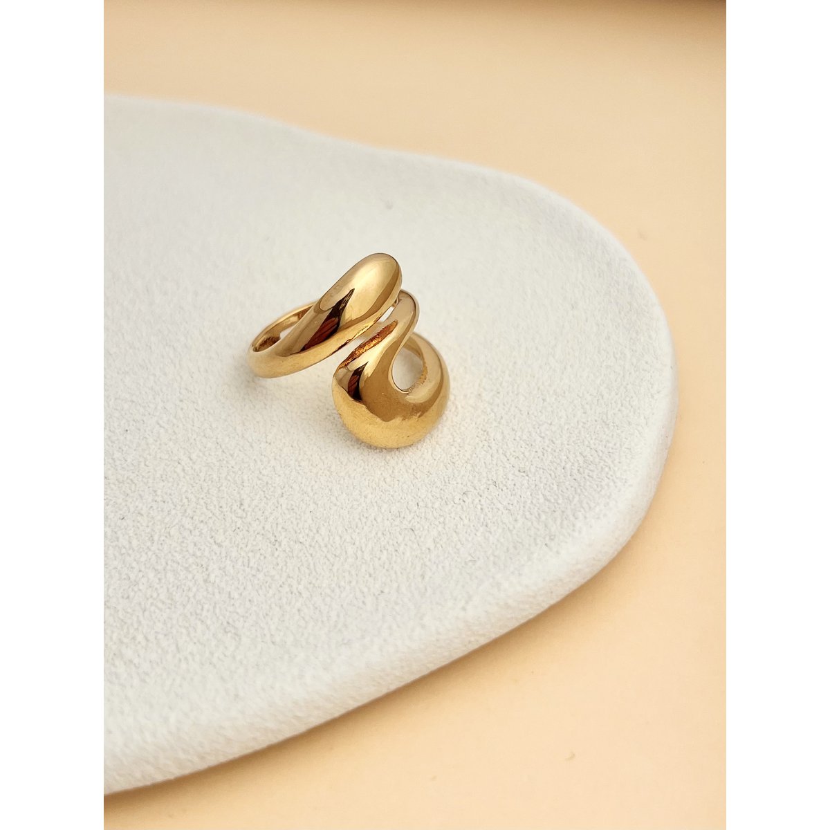 Gouden verstelbare stalen ring met een abstract ontwerp