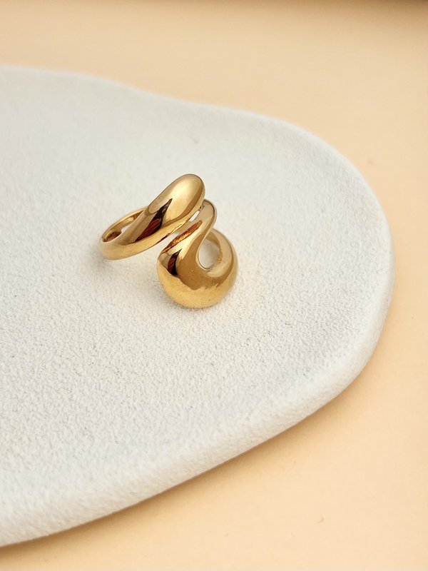 Gouden verstelbare stalen ring met een abstract ontwerp