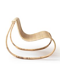Sedia a dondolo Kukup in rattan naturale, realizzata a mano con finitura naturale, altezza 80 cm lunghezza 66 cm profondità 102 cm, provenienza Indonesia