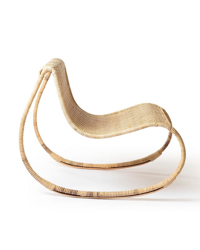 Sedia a dondolo Kukup in rattan naturale, realizzata a mano con finitura naturale, altezza 80 cm lunghezza 66 cm profondità 102 cm, provenienza Indonesia