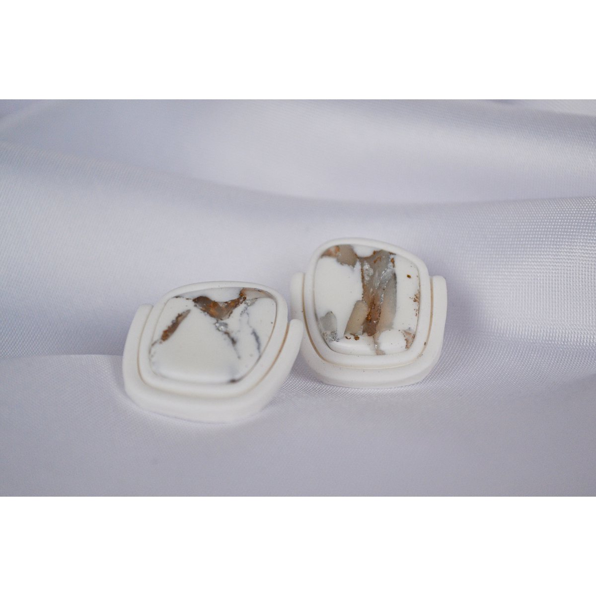Pendientes Asta en blanco y metalizado