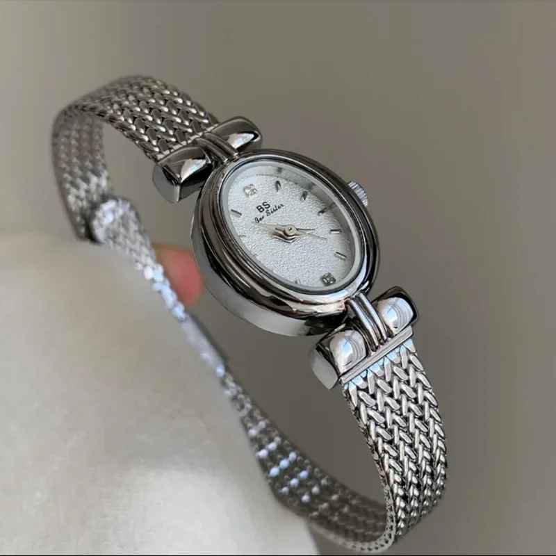 Mount - Minimalist Oval Gold Vintage Women's Watch