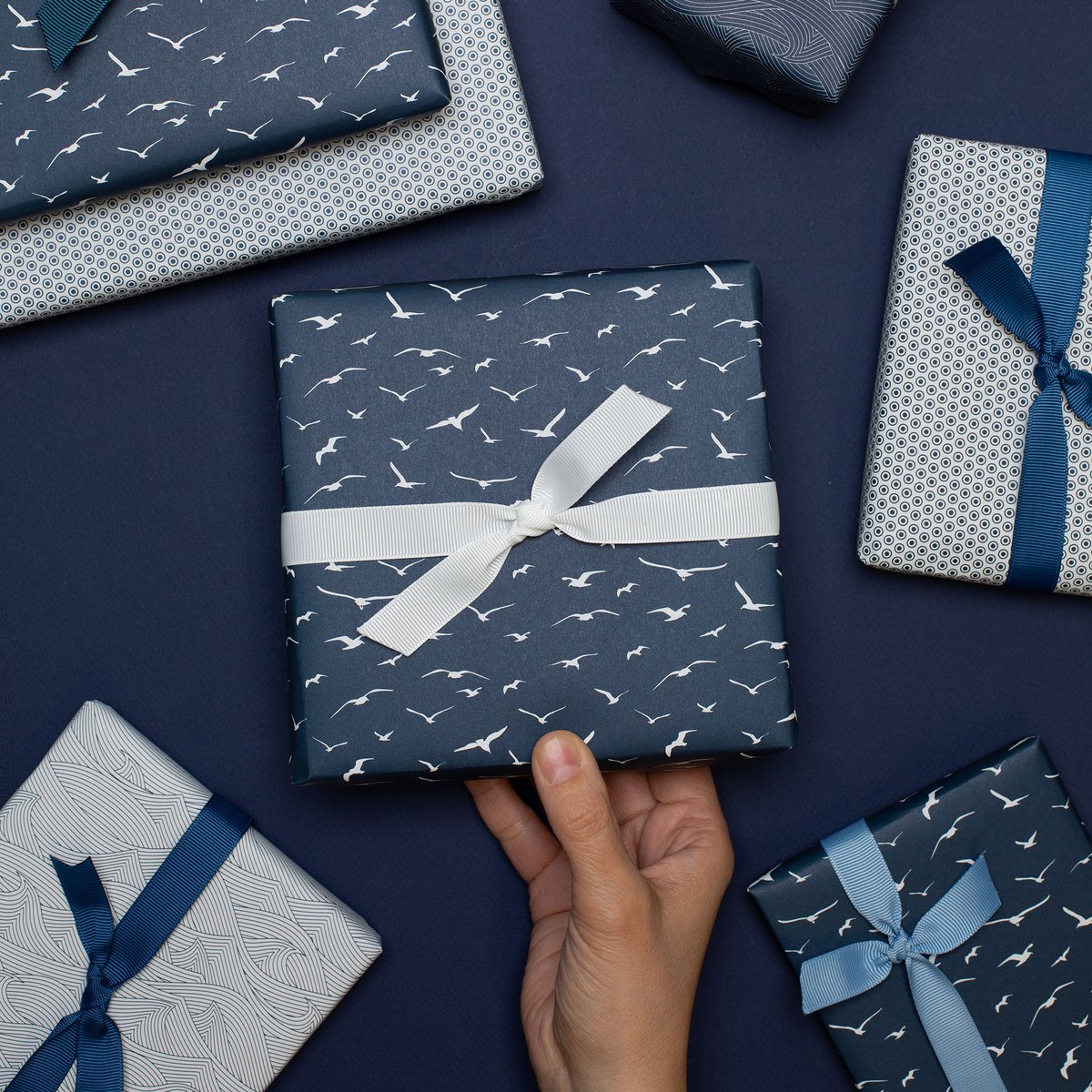 Bird wikkel papier blauw - maritiem inpakpapier met meeuwen, als een geschenkverpakking voor doop, communie of bevestiging