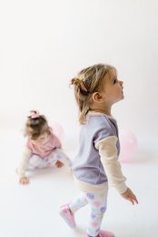 Maglione per bambini sostenibile a blocchi di colore | Viola con braccio Ecrù | 100% cotone biologico certificato GOTS