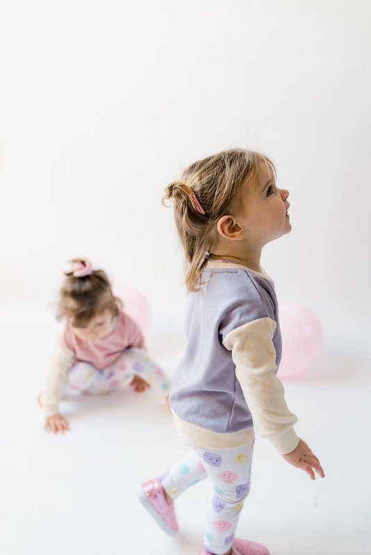 Maglione per bambini sostenibile a blocchi di colore | Viola con braccio Ecrù | 100% cotone biologico certificato GOTS
