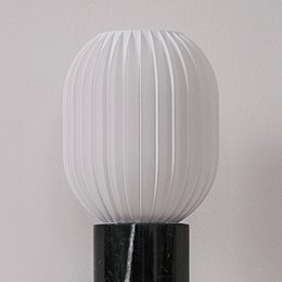 Prosta lampa stołowa kapsułki