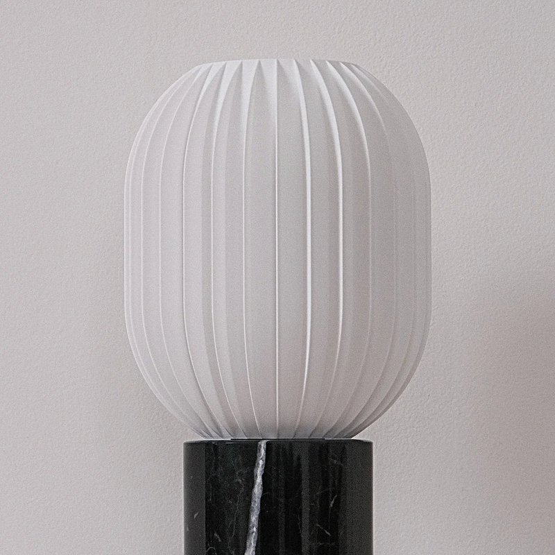 Prosta lampa stołowa kapsułki