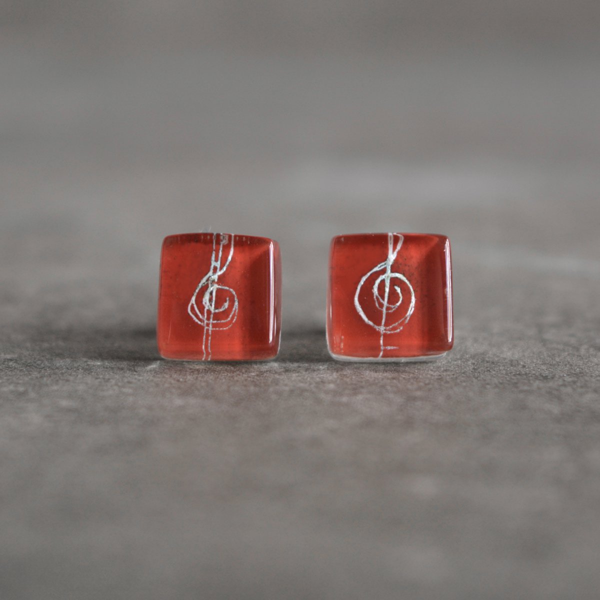 Orecchini a bottone con chiave di violino rossi, vetro e argento sterling 925, oggetto regalo a tema musicale