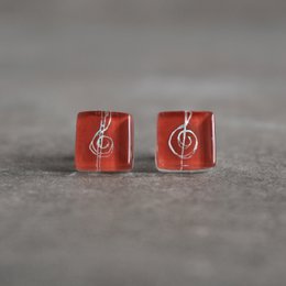Orecchini a bottone con chiave di violino rossi, vetro e argento sterling 925, oggetto regalo a tema musicale