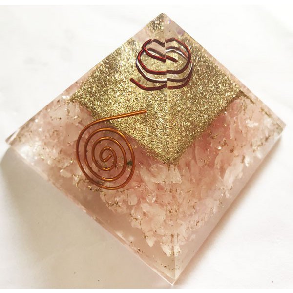 Orgonit-Pyramide, Rosenquarz, Reiki-Symbol und Spirale