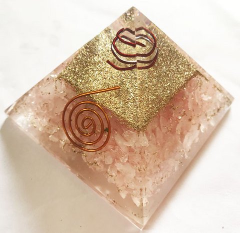 Orgonit-Pyramide, Rosenquarz, Reiki-Symbol und Spirale