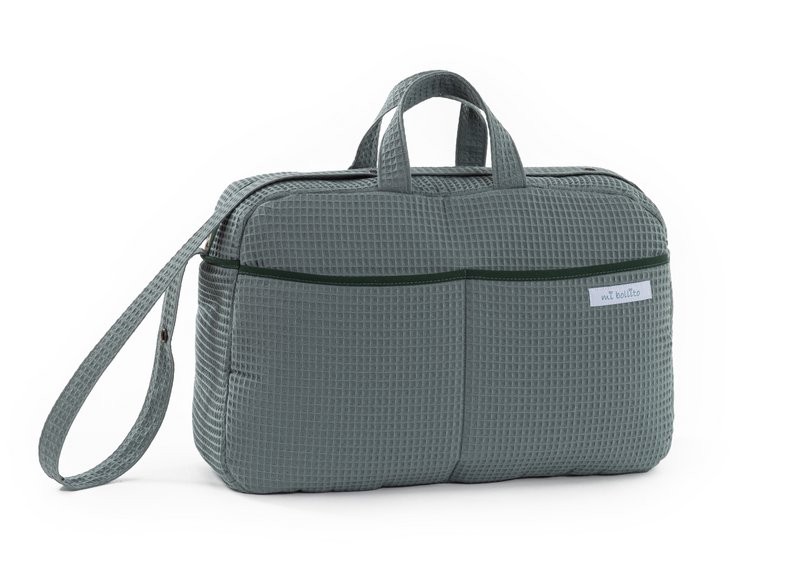 Crossbody maternity bag for baby stroller and hospital. Practical and elegant large capacity organizer bag. Product manufactured in Spain.
