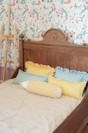 Decorative pillow with ruffle "Sage check"