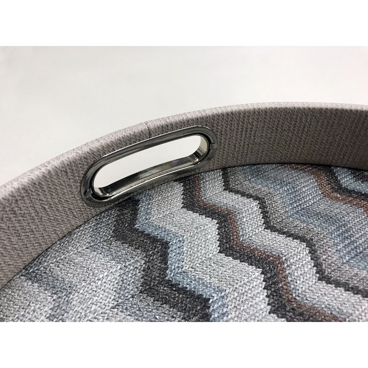 Plateau rond bleu à motif zigzag avec poignées en acier inoxydable
