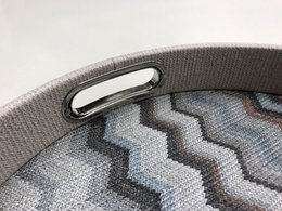 Plateau rond bleu à motif zigzag avec poignées en acier inoxydable