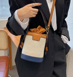 AnBeck Small Bucket Crossbody-håndtaske (2 farvemuligheder)