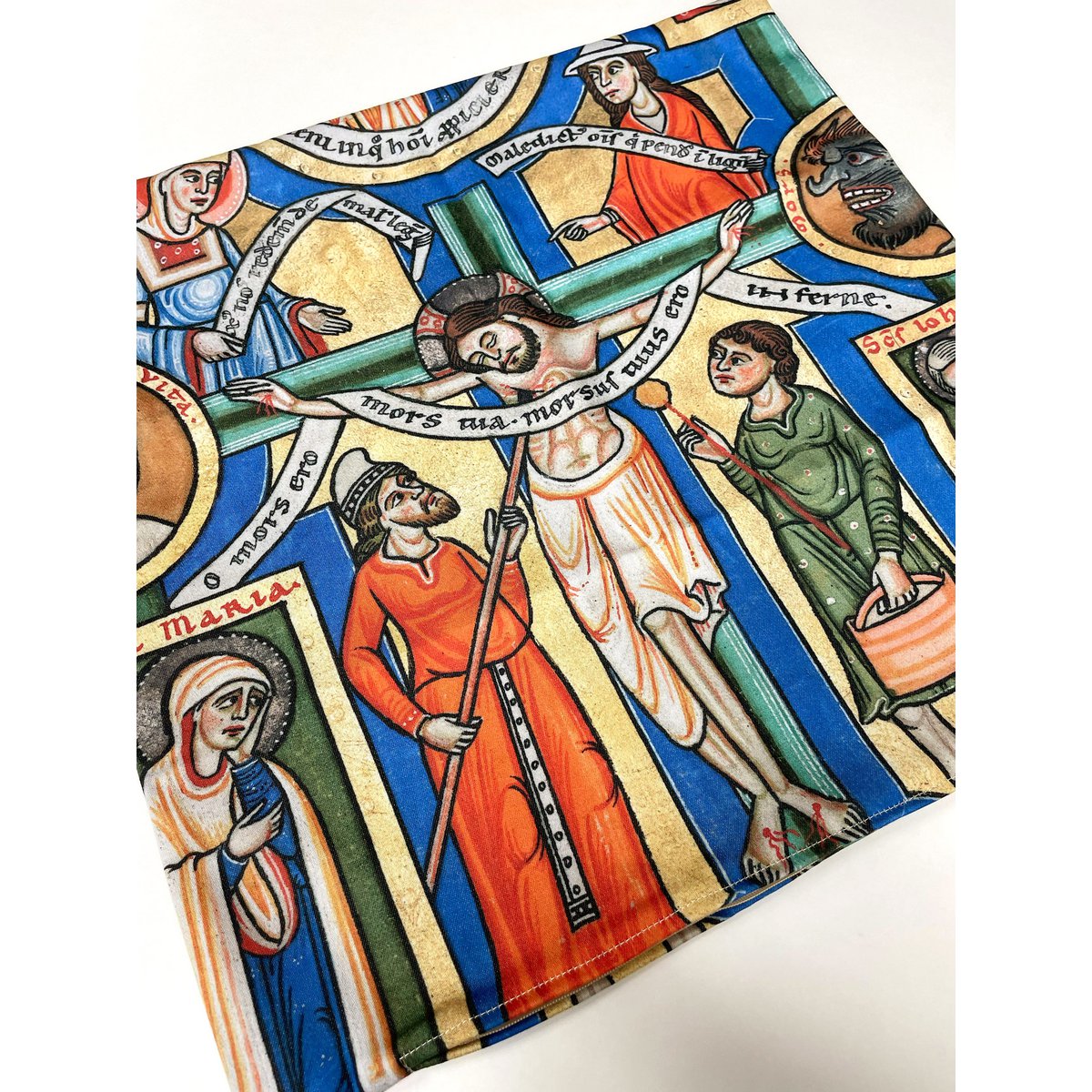 Housse de coussin avec manuscrit enluminé de crucifixion médiévale, art gothique | REL030