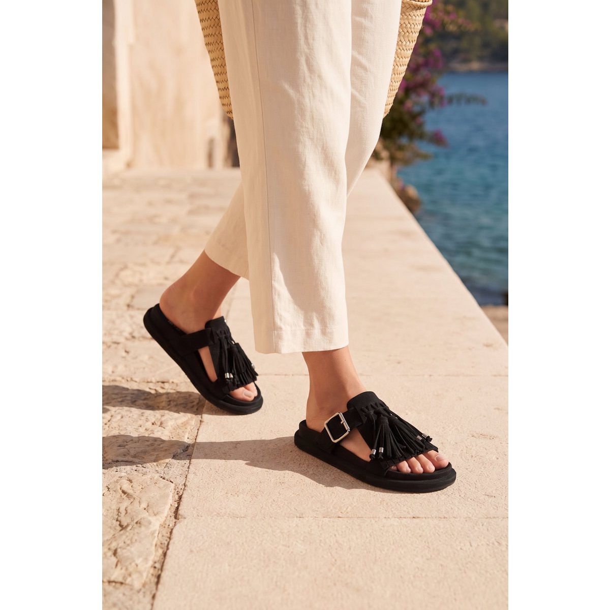 HELENA BLACK – Bio-Sandale mit Fransen und Metallschnalle
