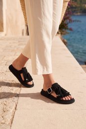 HELENA BLACK – Bio-Sandale mit Fransen und Metallschnalle