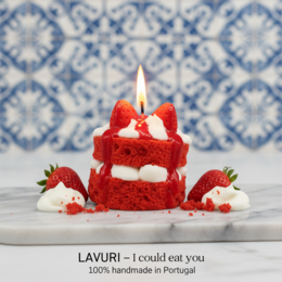 LAVURI® RED Velvet Strawberry cake with whipped cream and fruit as a topping on a red, fluffy cake base – a gourmet dessert candle made from 100% soy wax
