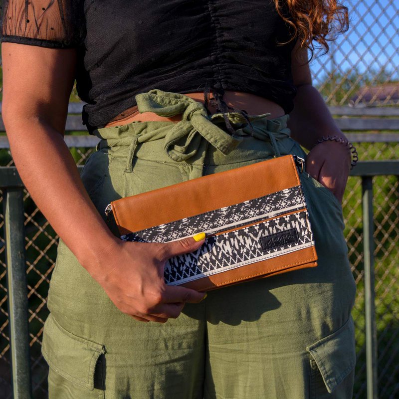 Karamellbraune Handtasche - Schwarz-Weißes Muster