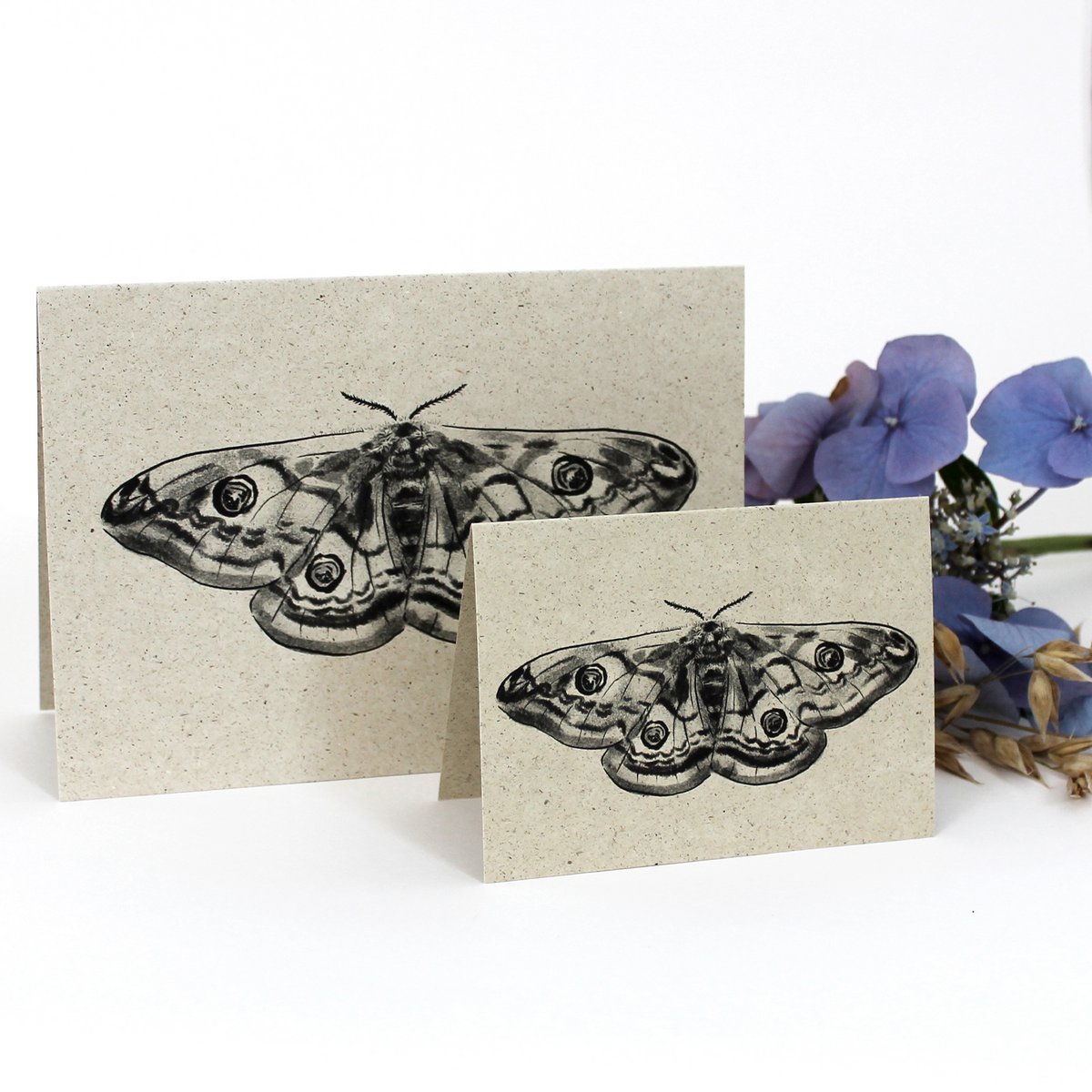 Minikaart gemaakt van graspapier, Peacock Moth