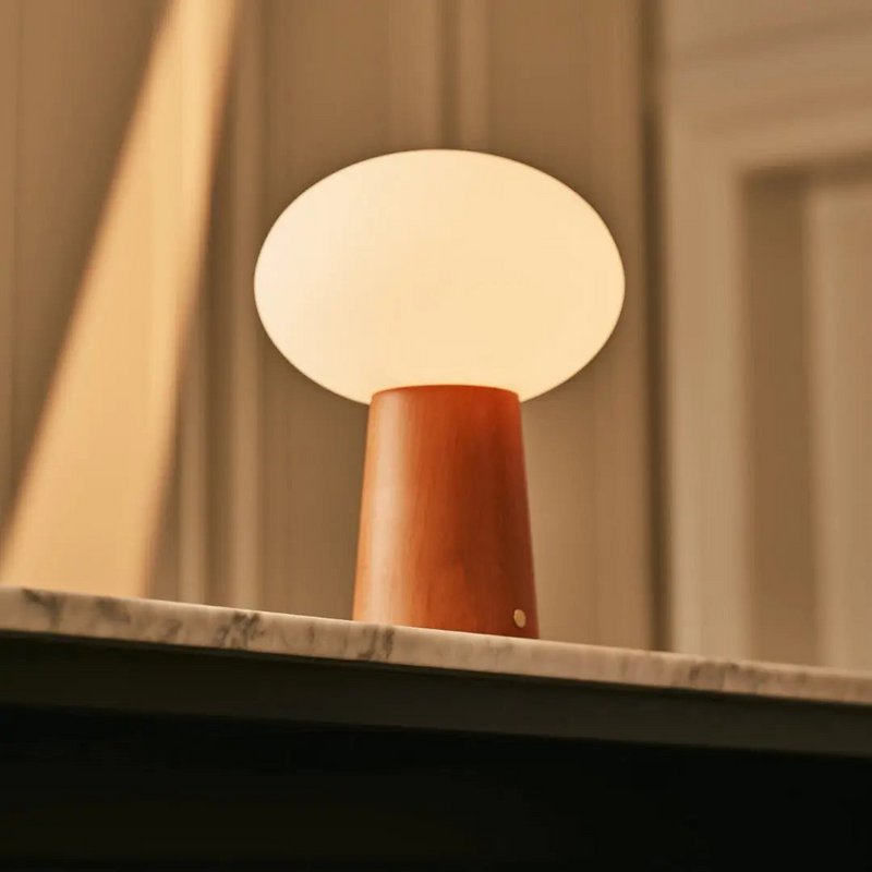 Max kastanjebruine houten draadloze tafellamp
