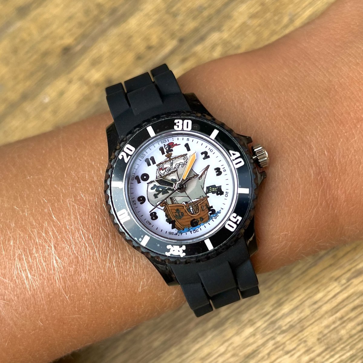 Colori Kidz 5-CLK085 Montre Enfant avec Bateau Pirate - Bracelet Silicone - Ø 30 mm - Noir
