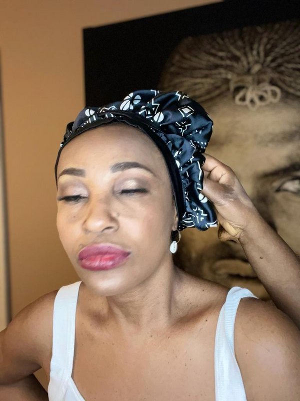 Mama Theresa's Satin Sleeping Cap per Afro -Locken - Polka Dot Bogolan Print
