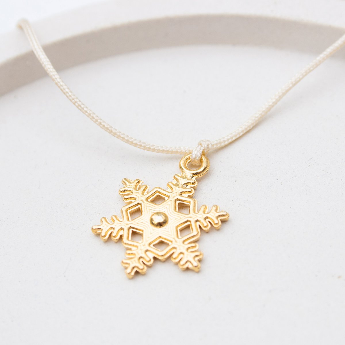 Armband auf Karte - Schneeflocke "Merry Christmas" 24K vergoldeter Anhänger - DIN A6 Recyclingkarte