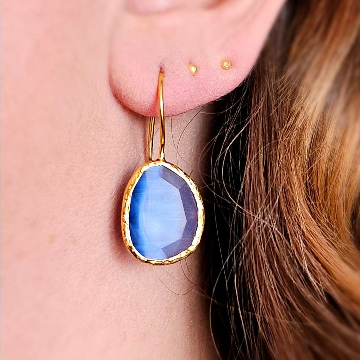 Glowdrop earring, Light blue Medium