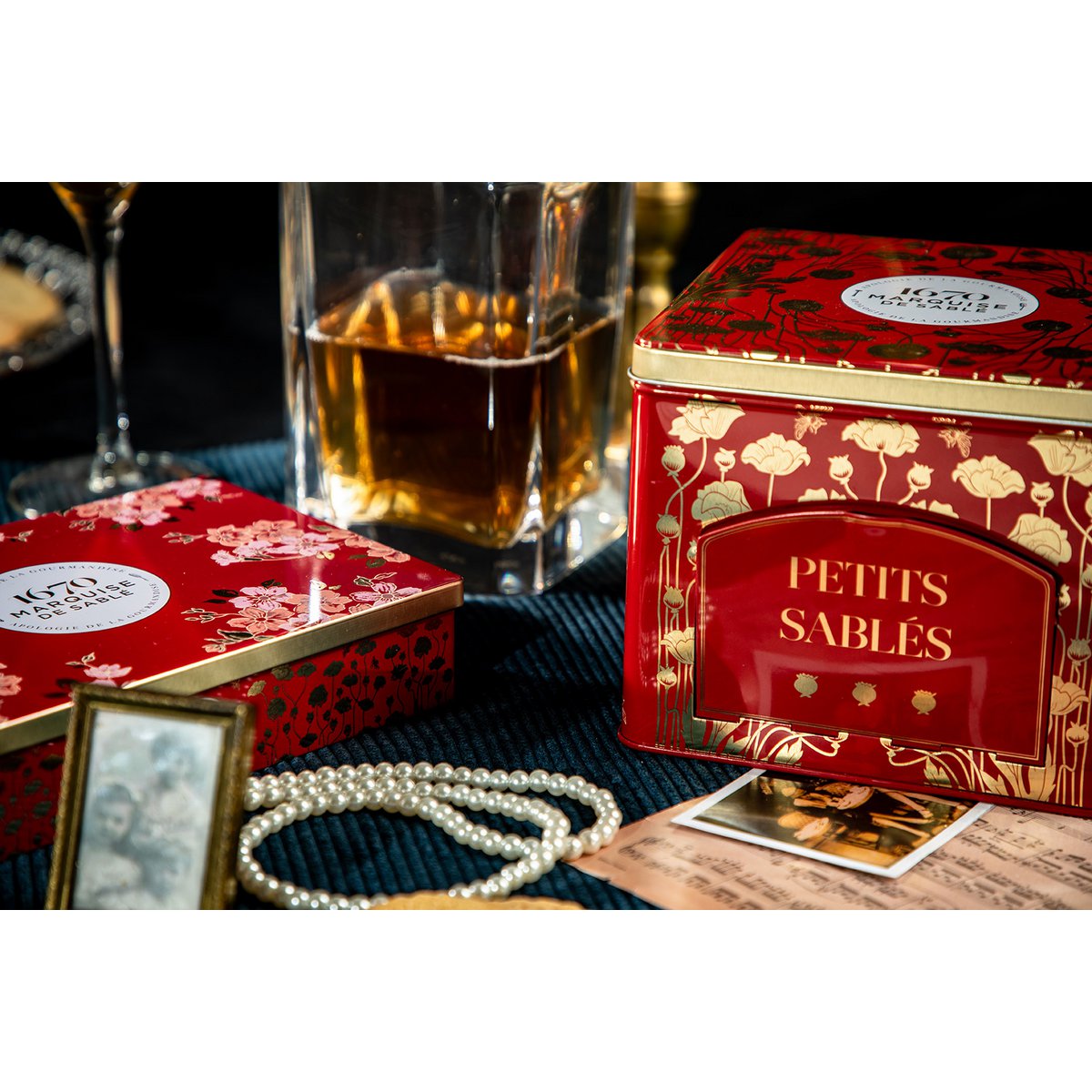 Plain shortbread biscuits with pure fresh butter and salted butter caramel chips - "Les Folies" metal dispenser box 300 g